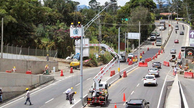 Con la instalación de más de 30 luminarias LED, el intercambio vial Manuel Vicente Zuluaga construido a la altura de la glorieta de Gualanday en Rionegro ha sido iluminado por la ESO