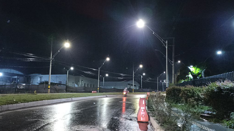Iluminamos el tramo Belén – Fiscalía en Rionegro Con el fin de superar un atraso de 20 años, la alcaldía de Rionegro adelanta diferentes obras viales de gran importancia para la movilidad y desarrollo del municipio