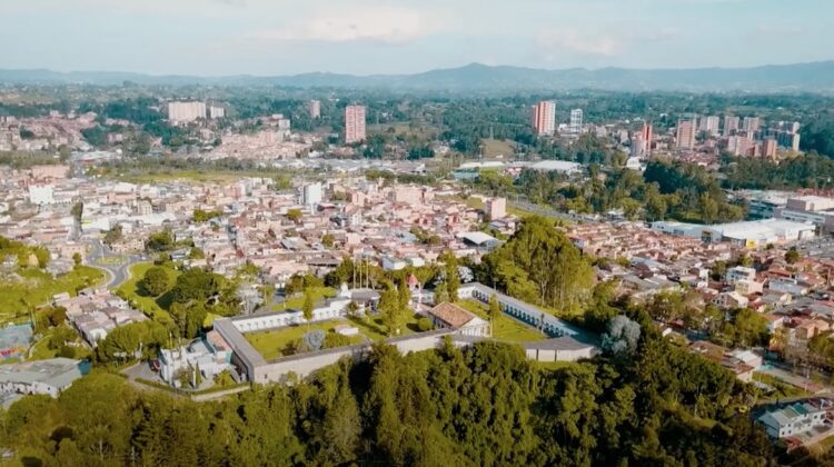 La Asamblea General de las Naciones Unidas ha establecido el 26 de enero como el Día Internacional de la Energía Limpia, una iniciativa que busca crear conciencia sobre la importancia de las energías renovables tanto para el bienestar de la humanidad como para la preservación del planeta.